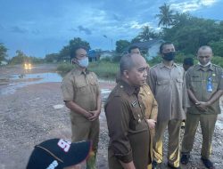 Ditengah Guyuran Hujan, Walikota Molen Tinjau Titik Banjir dan Genangan Air